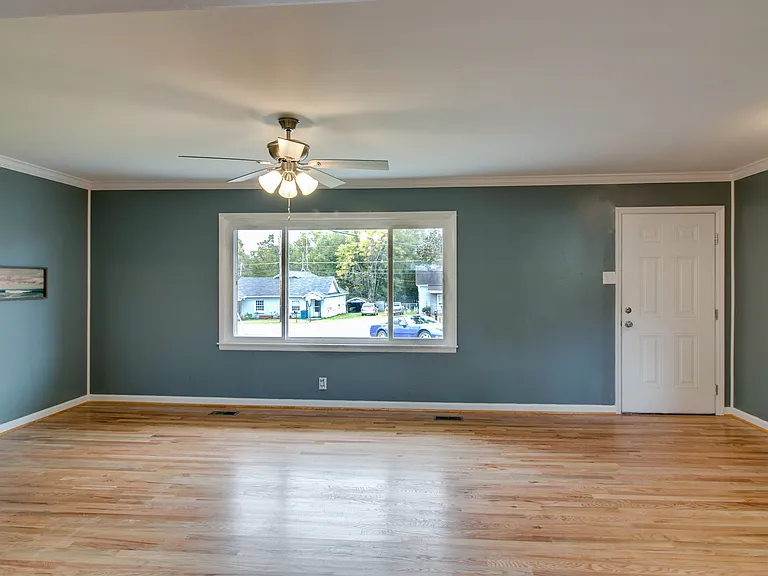 131 E Lake St — Photo 3
