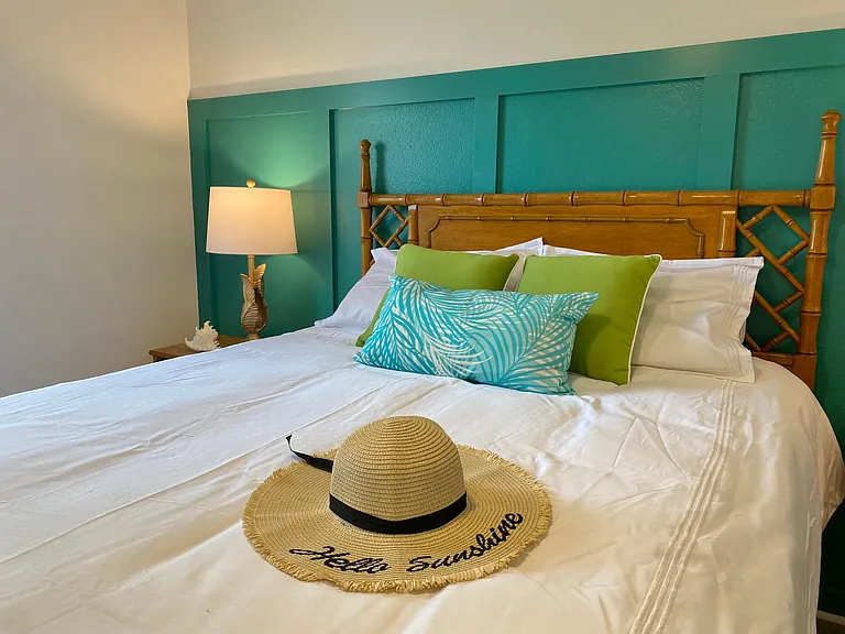 Main Bedroom - Showing Queen Bed & previous furnishings