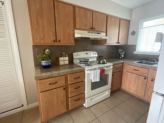 3rd image of 605 Sandler Dr NE