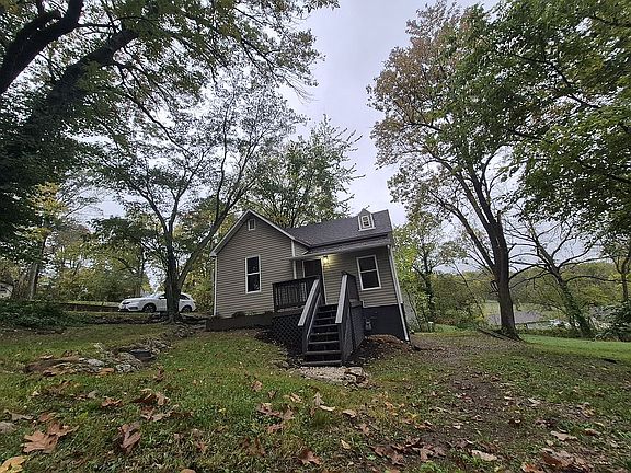 2nd image of 613 E Maple St