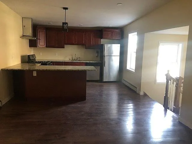 74 Sussex Ave — Photo 5