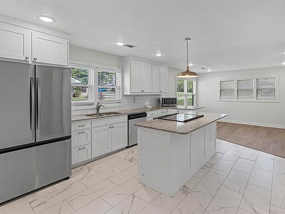 3rd image of 107 E Parks St