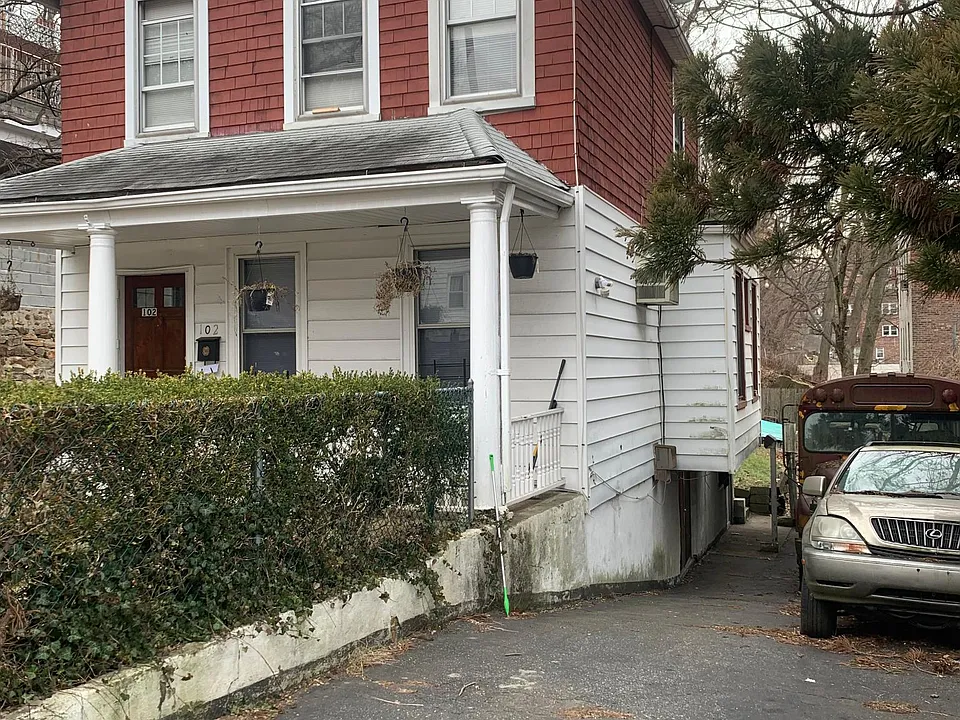 102 Courter Ave