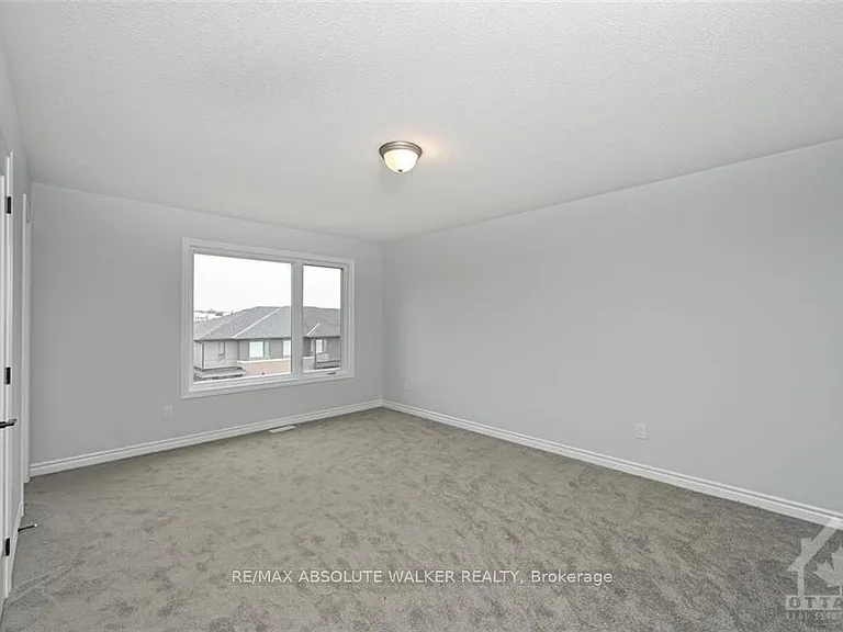 321 Squadron Cres — Photo 13