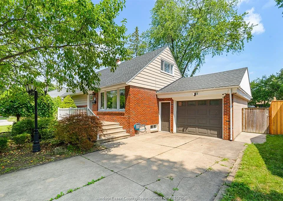 3070 Dandurand Ave