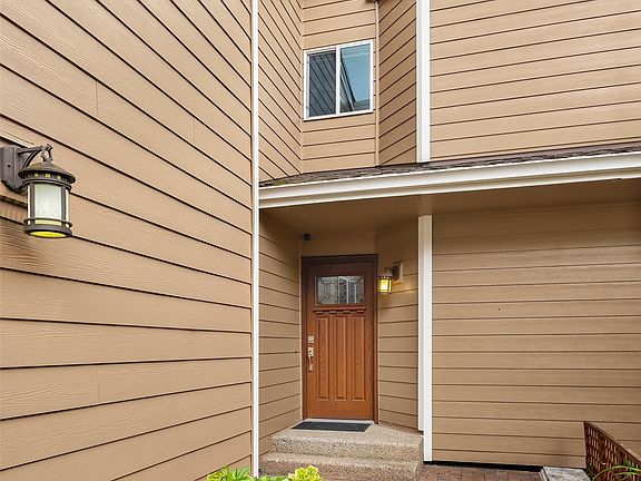 2nd image of 2711 174th Avenue NE