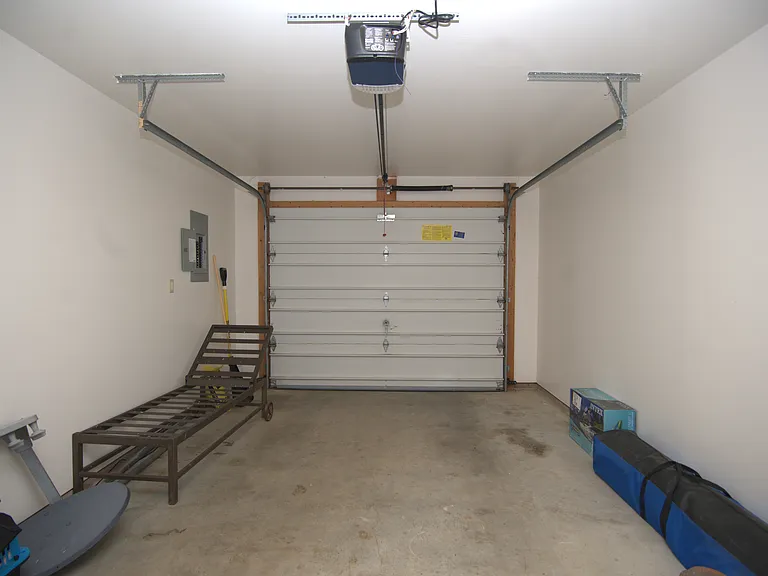 Attached Garage
12' x 20'