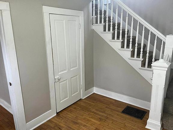 2nd image of 829 Neosho St