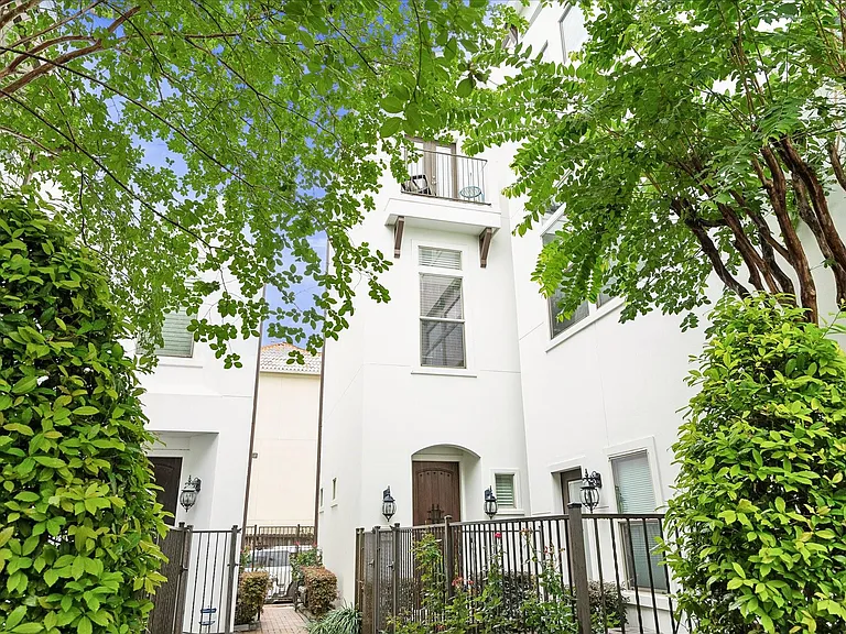 4212 Dickson St — Photo 1