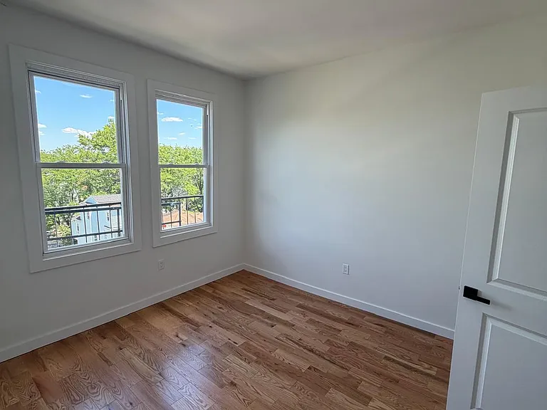 181 Woodside Ave #2F — Photo 1