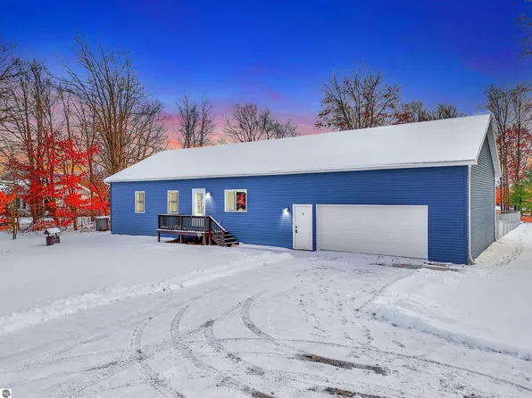 7709 W Blue Rd, Lake City, MI 49651