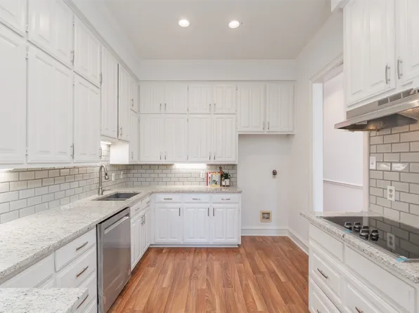 6646 Rue Chateau St N, Benbrook, TX 76132
