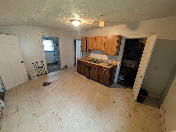 3rd image of 1028 W Garfield Ave