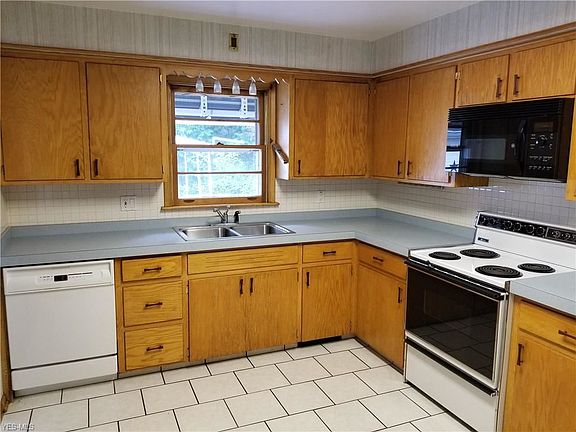 5th image of 2481 Oakwood Dr