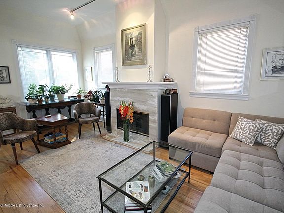 3rd image of 649 Pelton Ave