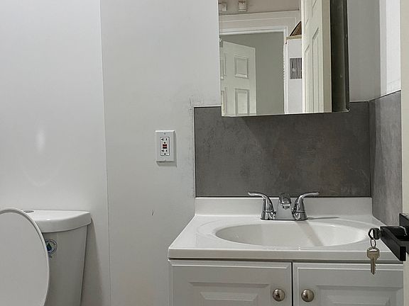 4th image of 1138 1/2 W 60th Pl