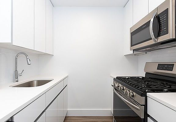 5th image of 330 W 58th St APT 9F