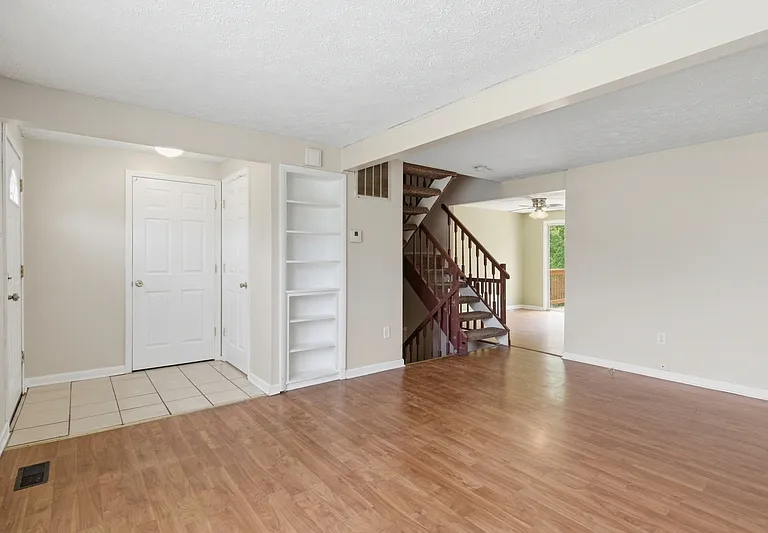19 Hoban Ct — Photo 2