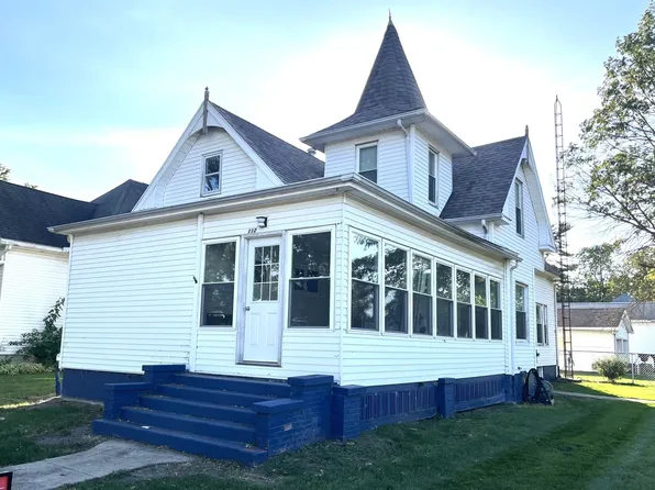 112 N Oak St, Villa Grove, IL 61956