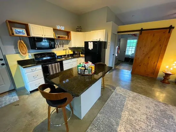 154 Oak Hill Rd, Candler, NC 28715