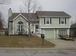 421 NE Fox Trail Dr, Blue Springs, MO 64014