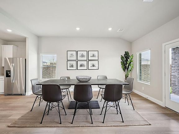 5th image of 818 London Town Ln