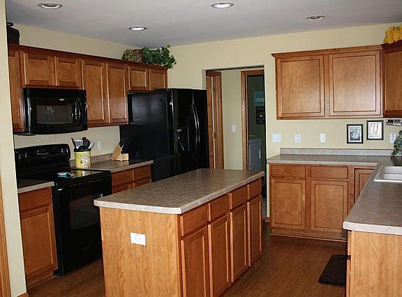 4th image of 846 Glenlyon Ln