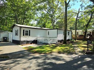 525 Riverleigh Avenue #111, Riverhead, NY 11901