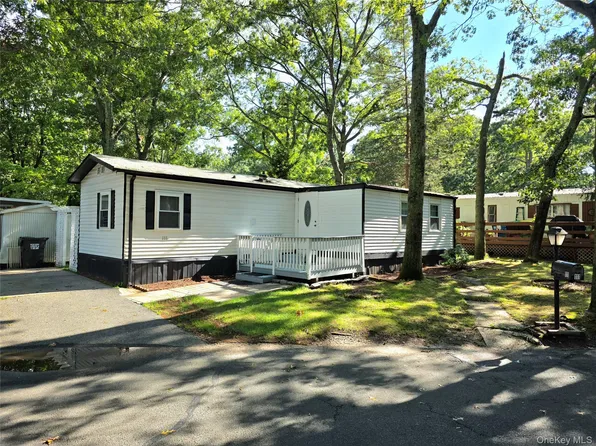 525 Riverleigh Avenue #111, Riverhead, NY 11901