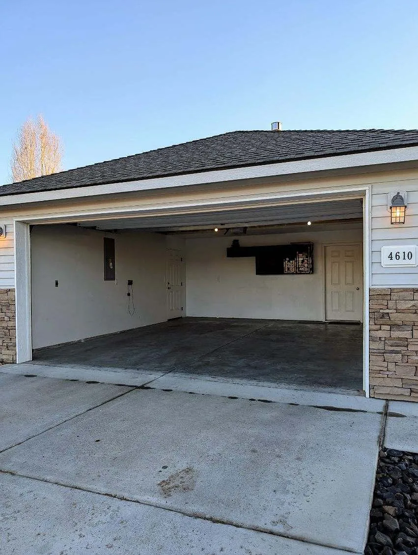 3 bed, 1344 sqft, $2,200 — Photo 3