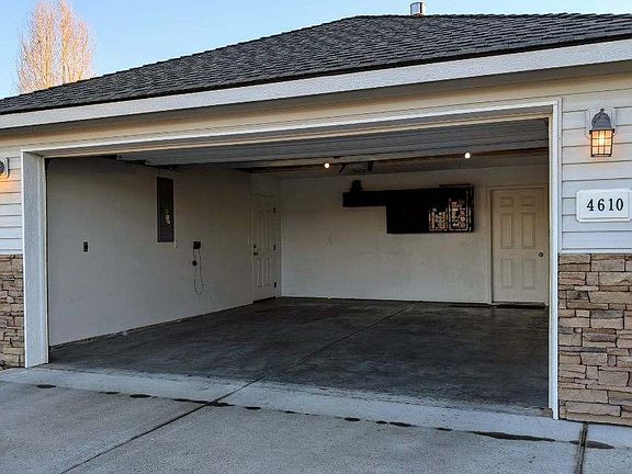3rd image of 4610 Seville Dr