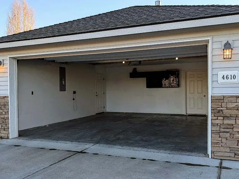 4610 Seville Dr — Photo 3