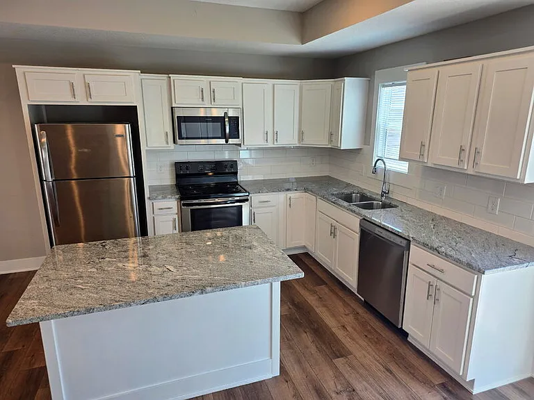 301 SE 11th St #706 — Photo 4