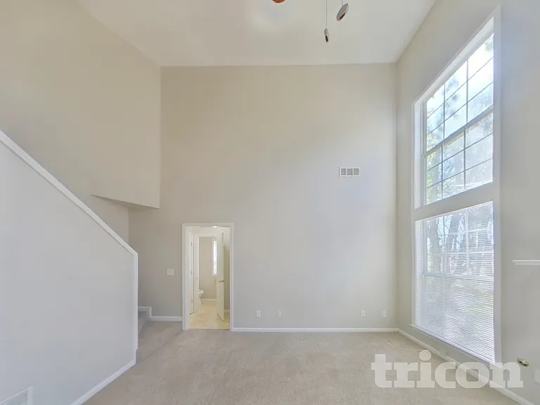 325 Cadeleigh Ct — Photo 2