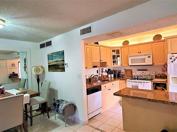 4th image of 20025 NE 3rd Ct APT 1