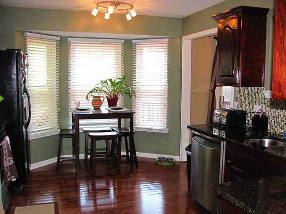 Kitchen w/eating space