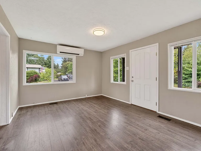 2401 NE Everett St — Photo 8
