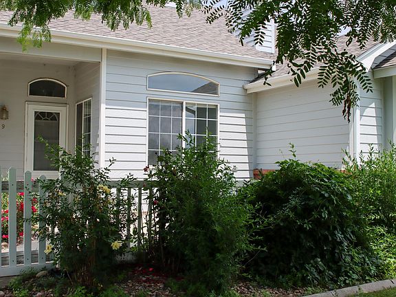 2nd image of 9 Lindenwood Cir