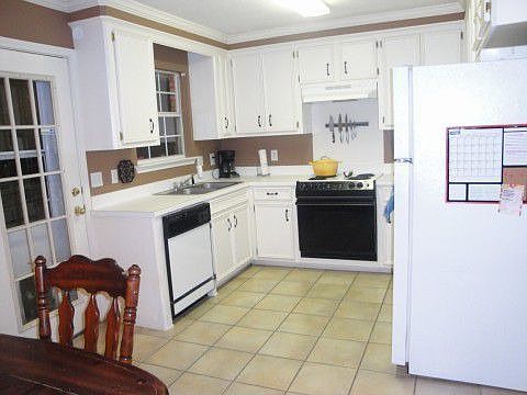 Clean, Crisp kitchen