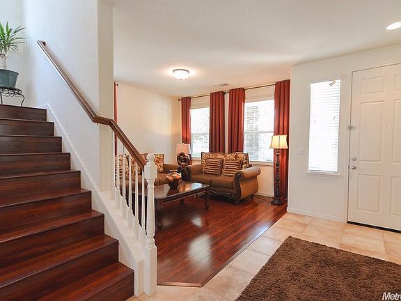 2nd image of 1611 Hometown Ln