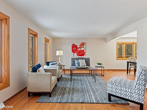 5th image of 205 E Oakton St