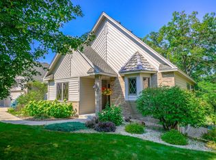 2112 Great Oaks Dr, Burnsville, MN 55337