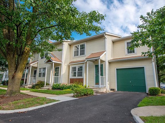 2nd image of 930 Upholland Ln