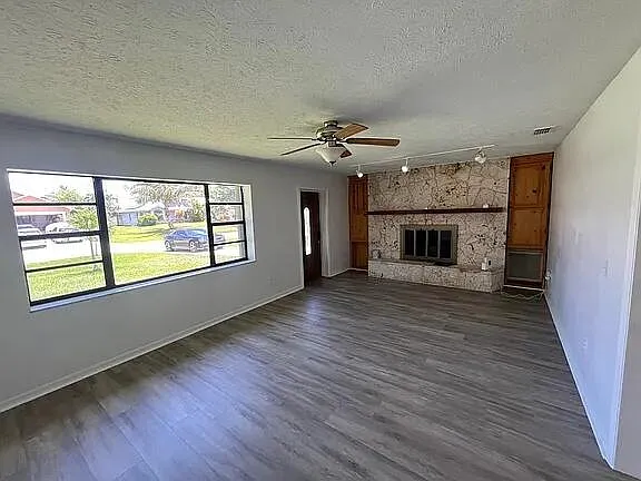 3 bed, 2.0 bath, 1760 sqft, $2,800 — Photo 2