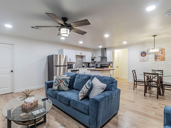 2nd image of 921 S Waverly Dr