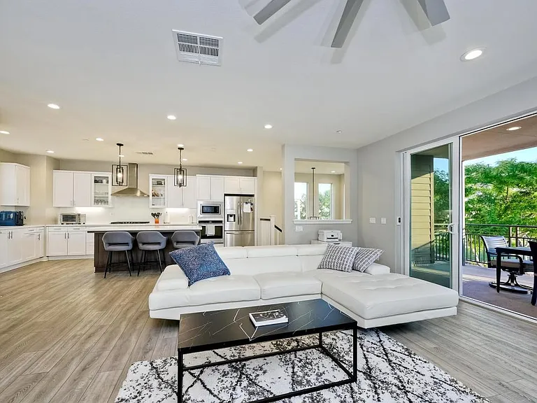16242 Camden Cir — Photo 4