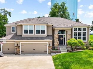 908 SE Forest Ridge Ct, Blue Springs, MO 64014