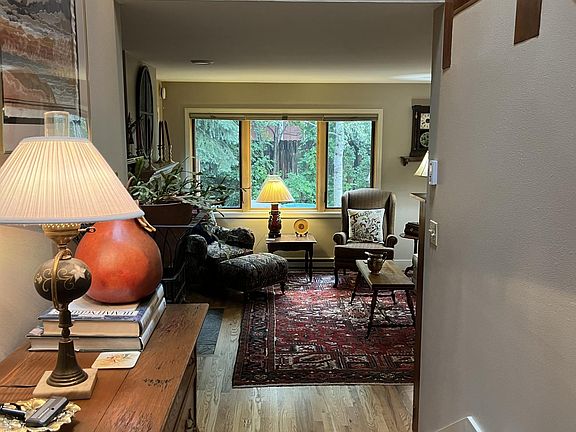 2nd image of 486 E Pearl Ave