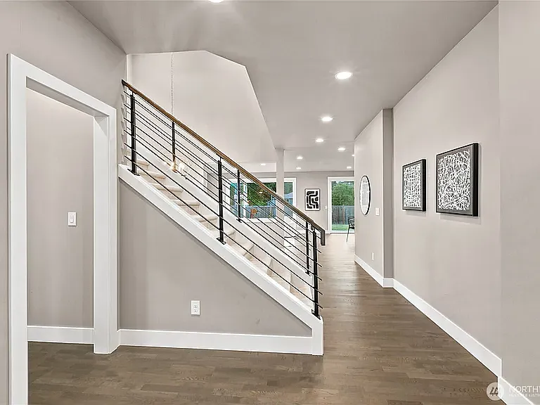 5 bed, 3063 sqft, $5,295 — Photo 4