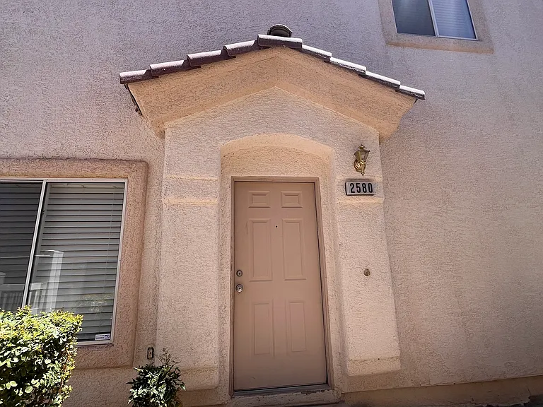 2580 Lazy Saddle Dr — Photo 2